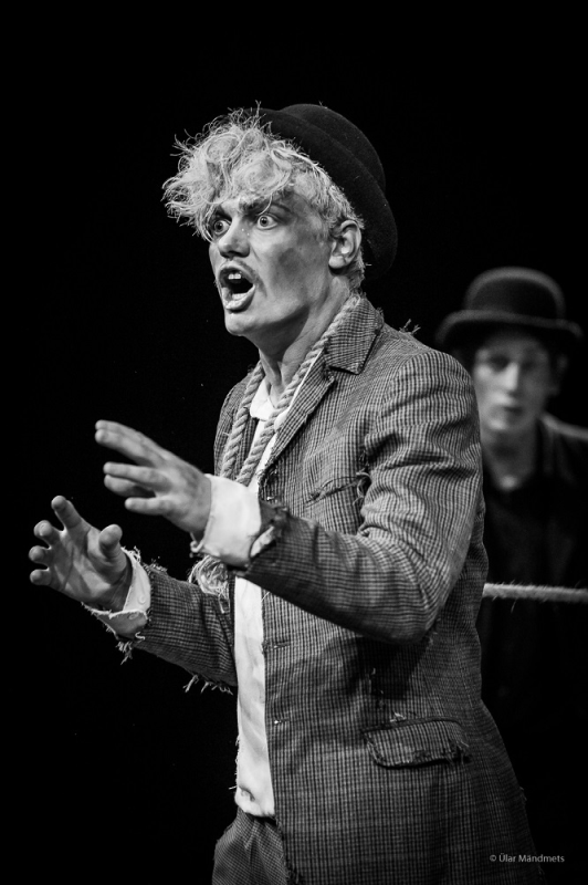 File:Punga, Oskar (Lucky – Oskar Punga. Becketti „Godot’d oodates” (Theatrum, 2019, diplomilavastus), foto Ülar Mändmets, erakogu).jpg